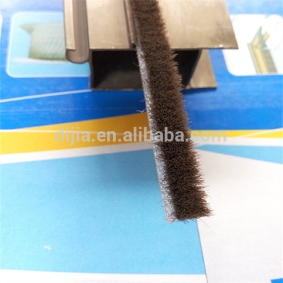 Bottom door seal strip for window felt